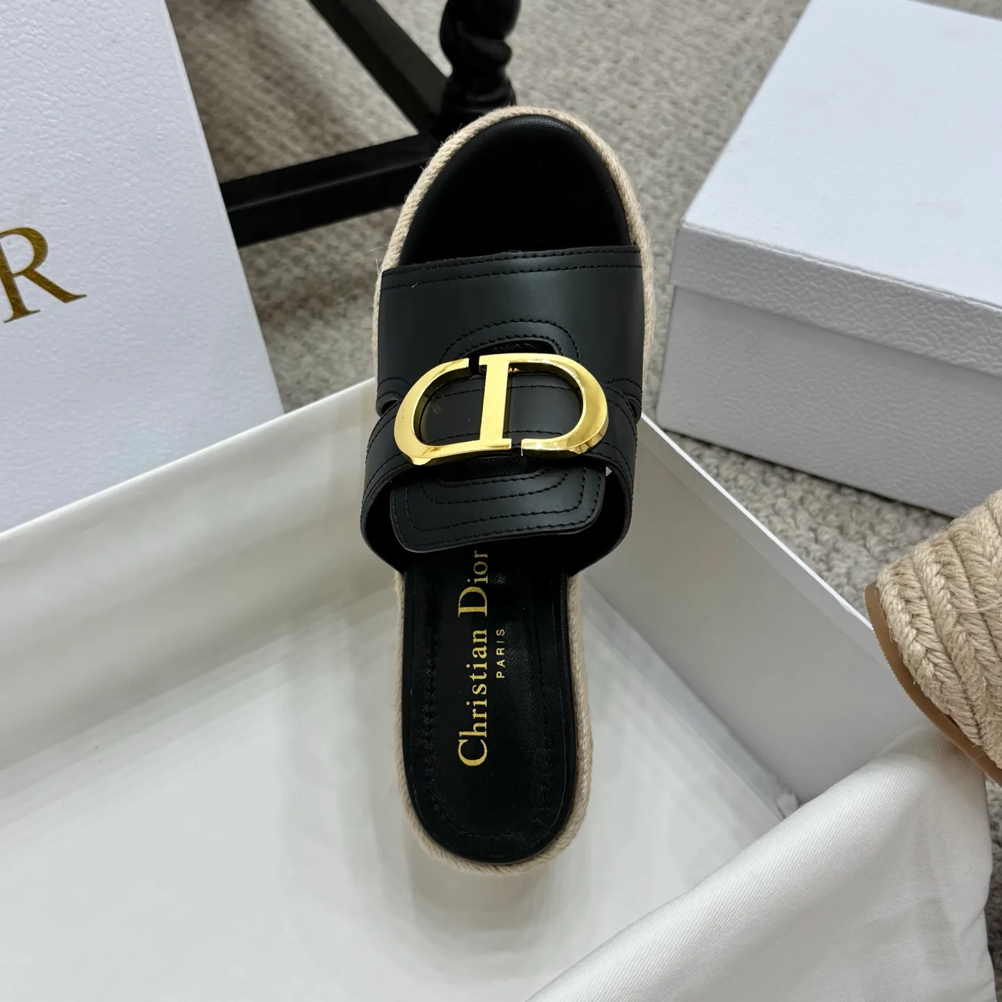 👟👟Ex-factory price 520👟👟 Increased height version✅🇨🇳 🇨🇳Dior 25ss summer high version new sandals. Simple and super versatile. Perfect and luxurious on the feet, can be matched with any spring and summer clothes. The foot feels even more comfortable! The material is a perfect replica of the original. Original disassembly and molding. ✅❶Material: original customized cowhide ✅❷Inner: original customized sheepskin ✅❸Foot: original customized sheepskin ✅❹Outsole: original woven wedge outsole ✅❺Heel height: 9.5cm ✅❻Packaging: original full set of packaging ✅❼Number: 35-41